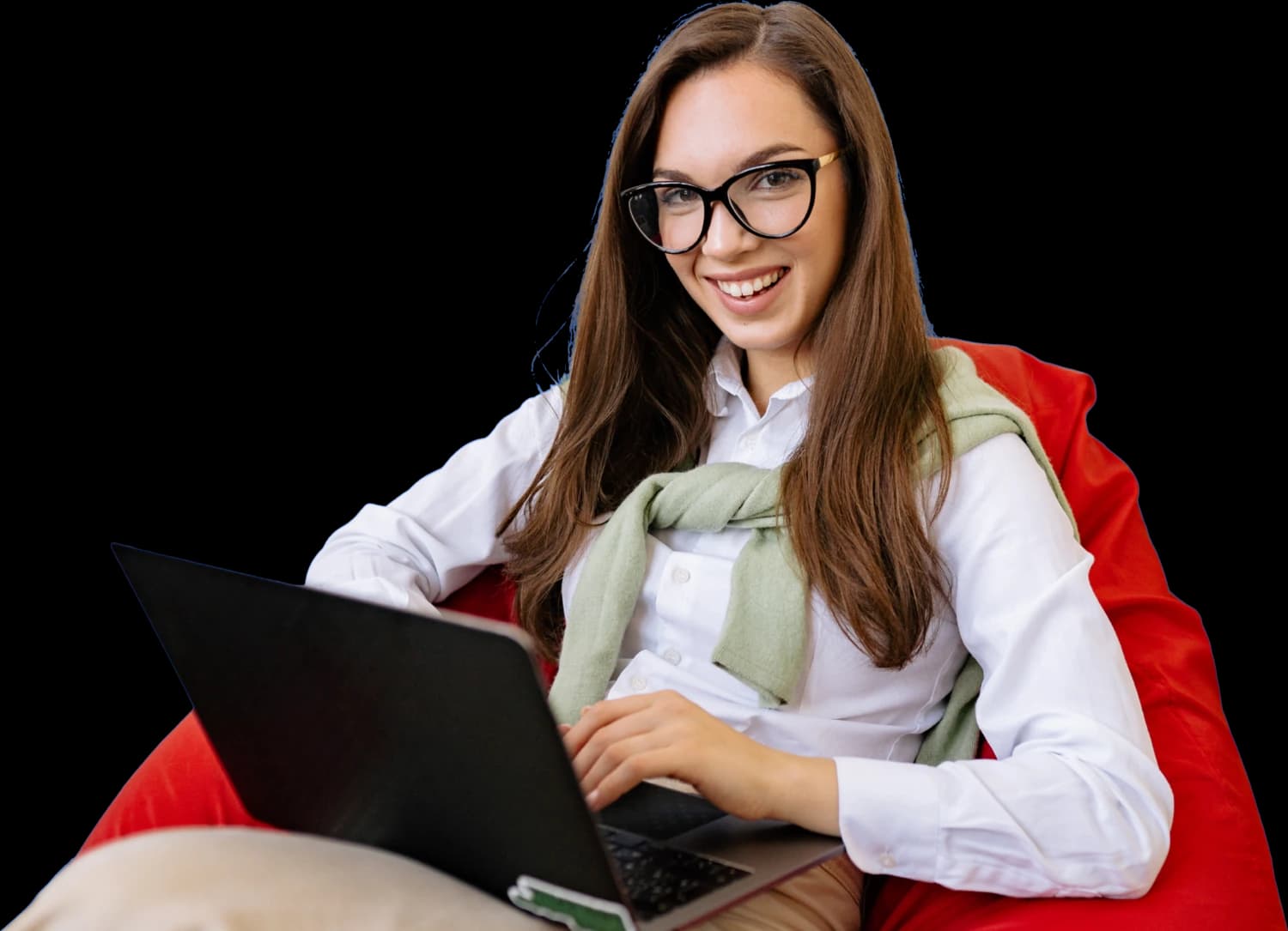 Estudiante sonriendo mientras estudia con su laptop
