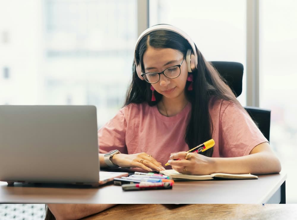 Estudiante repasando los materiales del curso a su propio ritmo