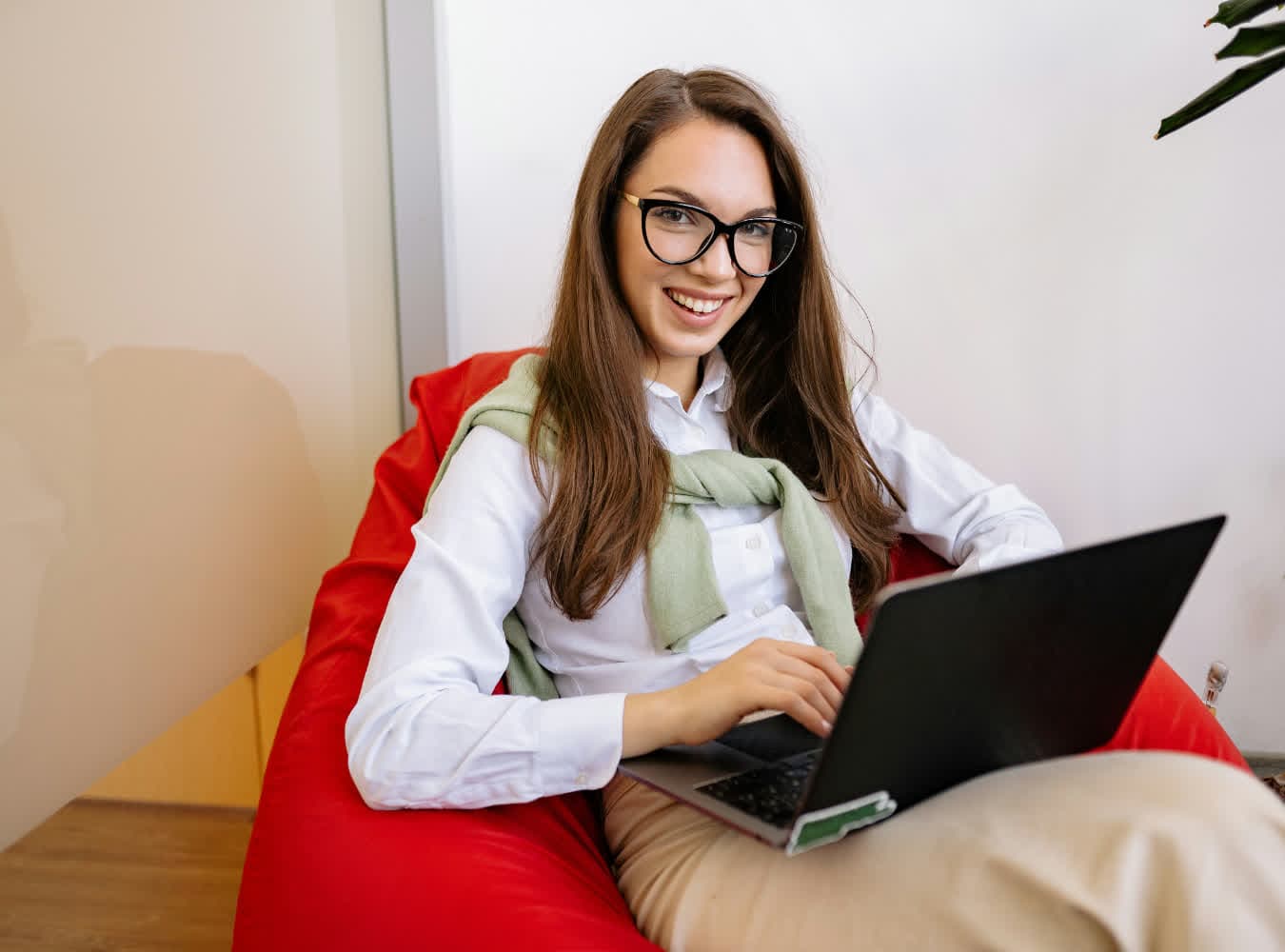 Estudiante practicando codificación médica en su computadora