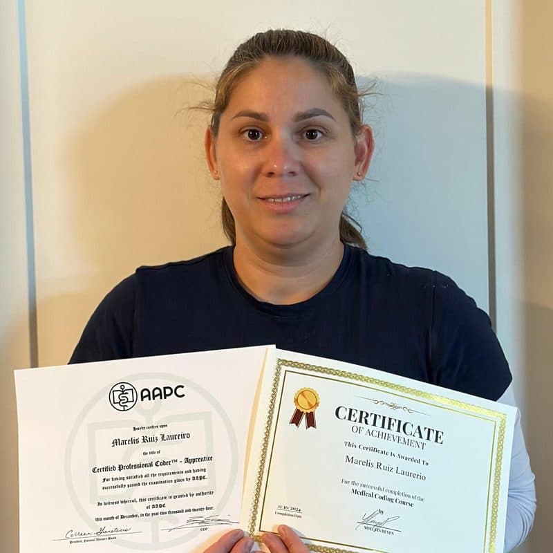 Marelis Laurerio, estudiante de Codingforhealth, con su certificado
