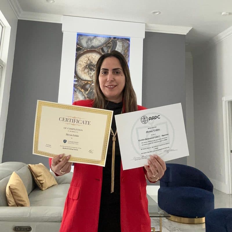 Meybis Valdes, estudiante de Codingforhealth, con su certificado