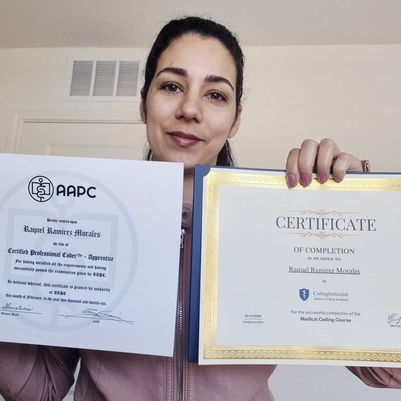 Raquel Ramirez, estudiante de Codingforhealth, con su certificado